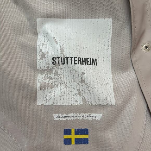 Stutterheim Mosebacke Lightweight Raincoat in Light Sand - Picture 2 of 4